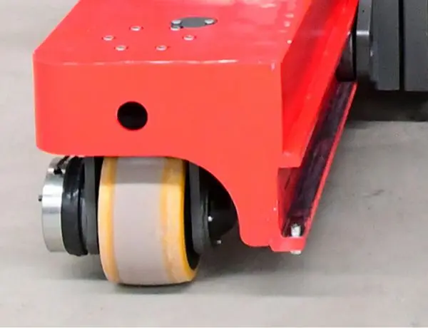 Serie MQ con conductor de pie: carretilla elevadora multidireccional con neumáticos duraderos