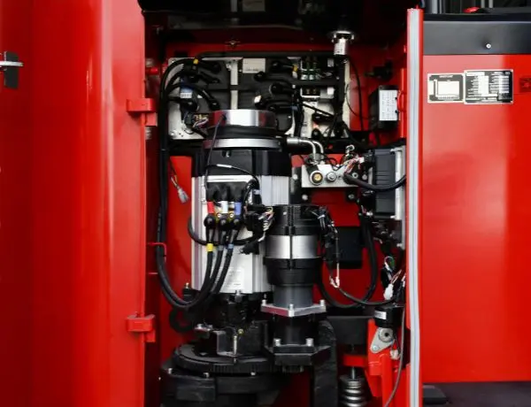 Serie MQ con conductor de pie: carretilla elevadora multidireccional con sistema de CA completo