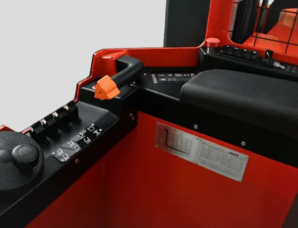 Serie MQ: carretilla elevadora multidireccional con conductor de pie - Consola de control hidráulico con varias palancas 1