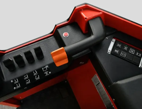 Serie MQ: carretilla elevadora multidireccional con conductor de pie - Consola de control hidráulico con varias palancas