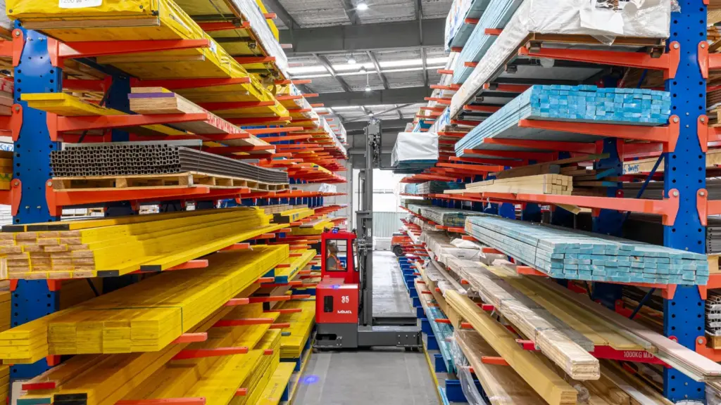 Empilhador multidirecional MiMA a operar entre estantes de armazenamento de materiais longos